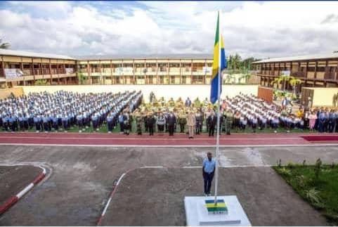 Gabon : Montée et descente des couleurs nationales, la tradition reprend