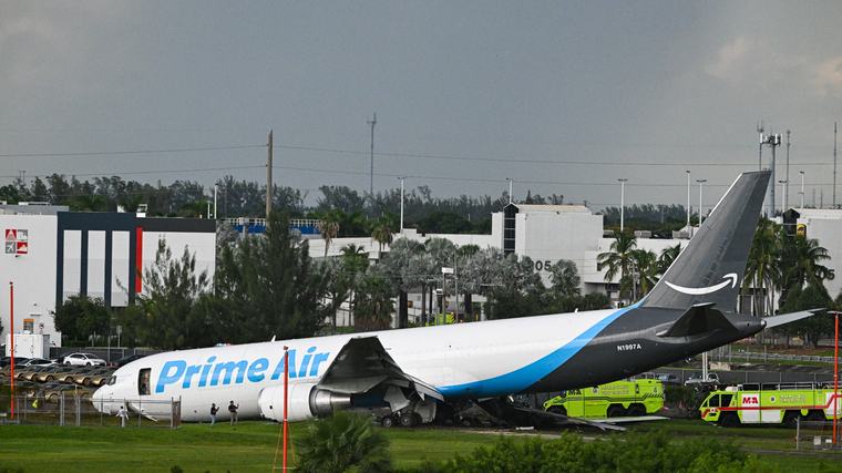 Un avion-cargo d'Amazon sort de piste à Miami et percute des véhicules, au moins cinq morts et cinq blessés