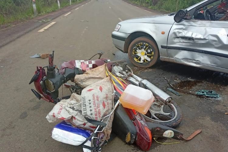 Okondja : un blessé grave dans une collision entre une moto et un taxi